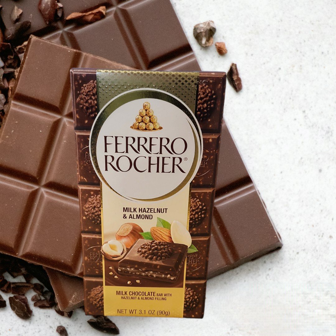 Ferrero Rocher milk hazelnut and almond chocolate bar